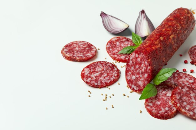 Ã Â¡oncept de comida saborosa com linguiÃ§a de salame em fundo branco