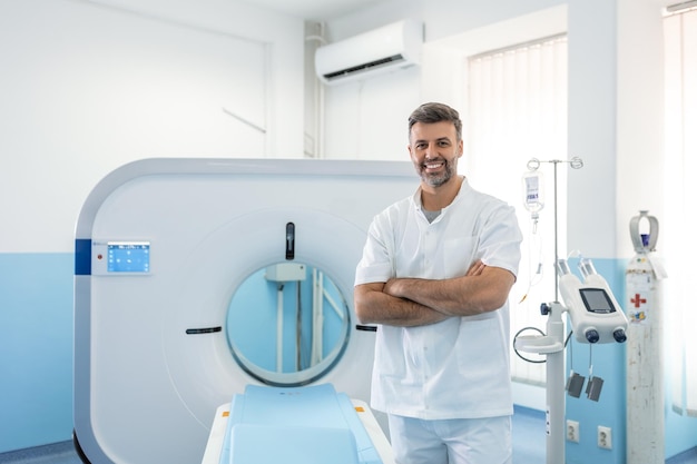 Oncologia de médico masculino confiante em ressonância magnética ou sala de tomografia computadorizada de um hospital moderno