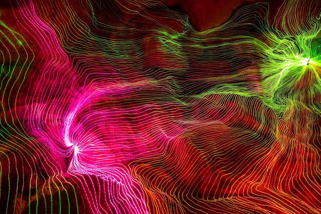 Onda abstracta de líneas de tejido digital que conectan puntos de red y fondo oscuro Diseño de patrón de malla 3D moderno geométrico que muestra conceptos de tecnología informática futurista