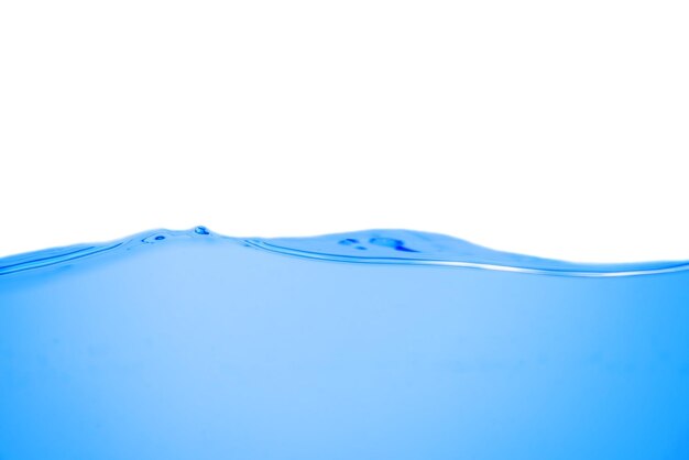 Onda de agua con burbujas en un blanco