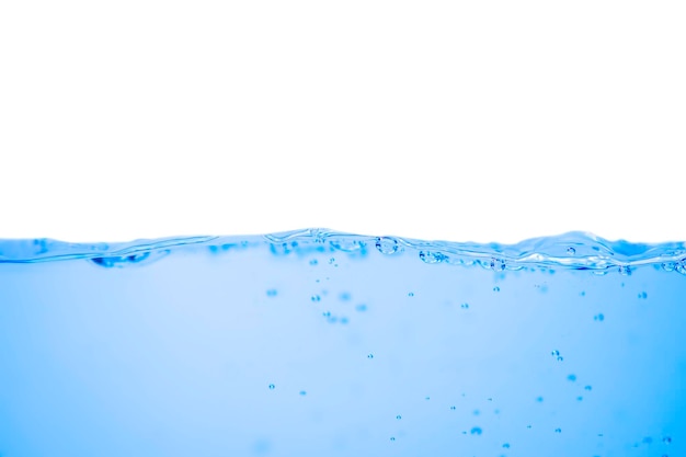 Onda de agua con burbujas en un blanco