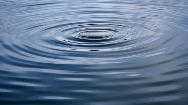 Una onda de agua con el cielo de fondo