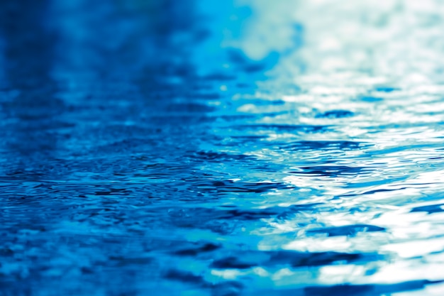 Onda de agua en el fondo de la textura de la piscina