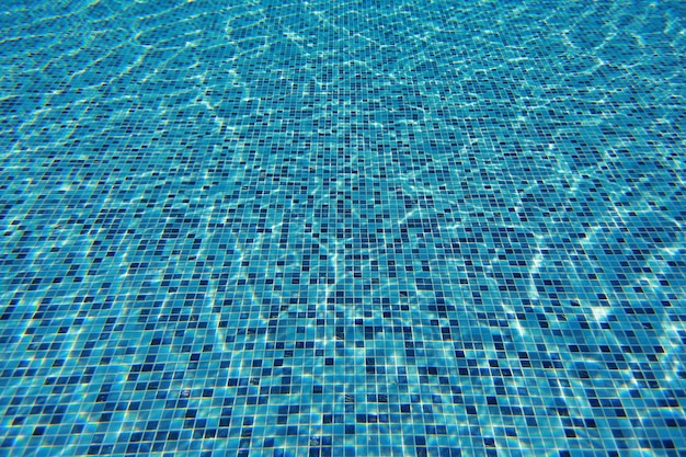 Onda de agua en piscina con luz reflejada. Textura de fondo