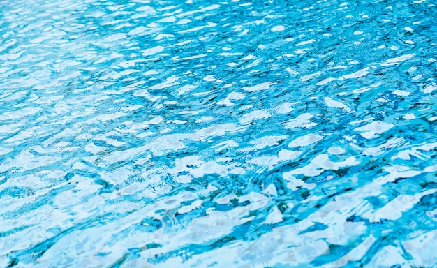 Onda de agua en piscina