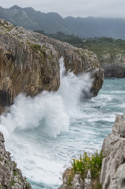 Onda atingindo rocha na costa norte da espanha