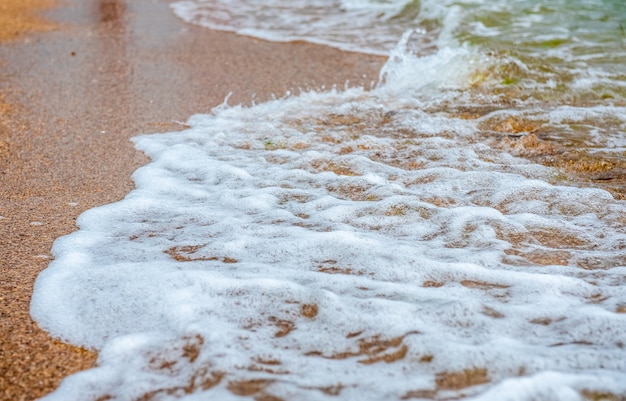 onda branca na praia de areia amarela vazia verão ou fundo de clima tropical fundo de natureza