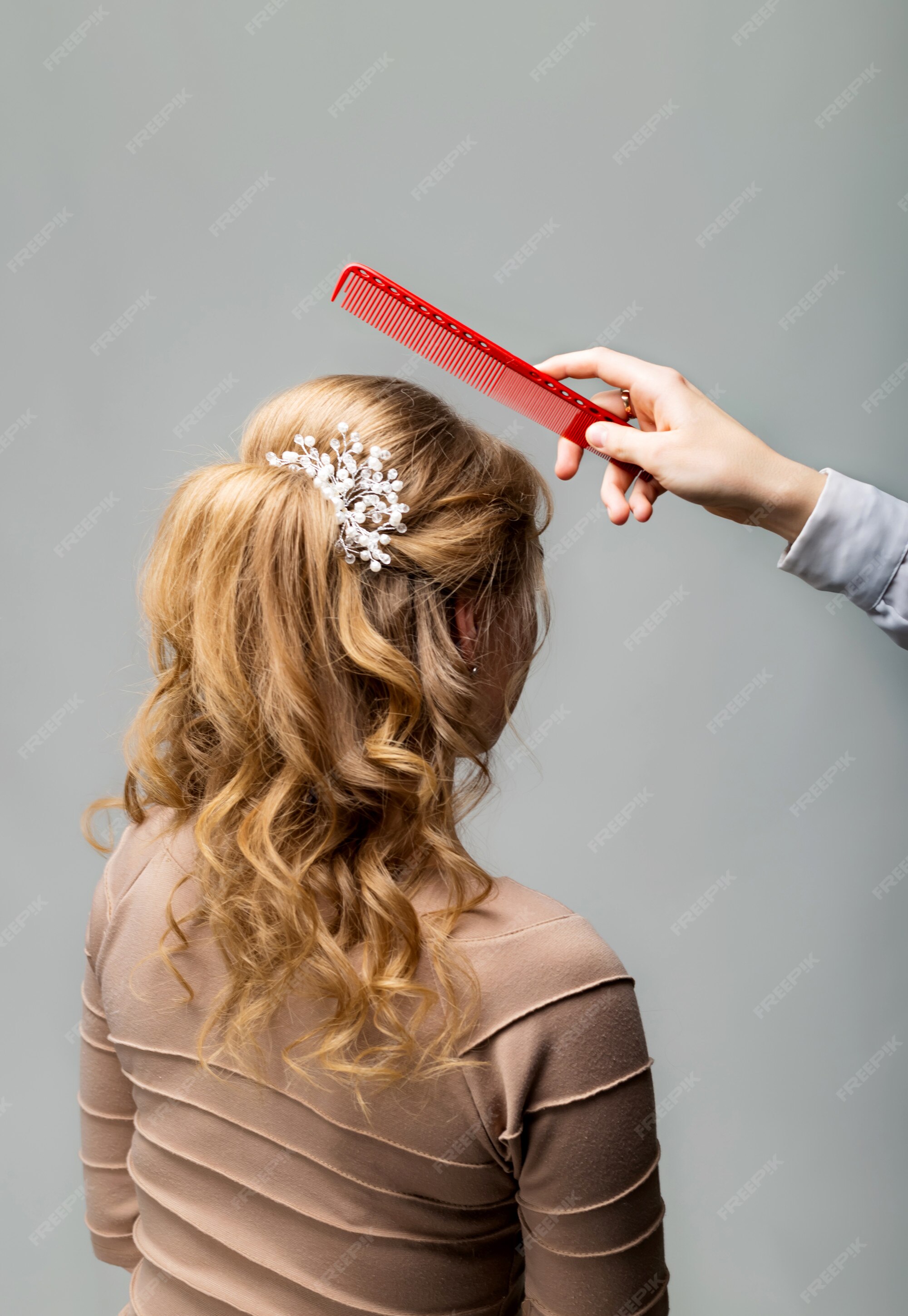 Cabeleireiro Da Mulher Profissional Que Faz O Penteado Usando O