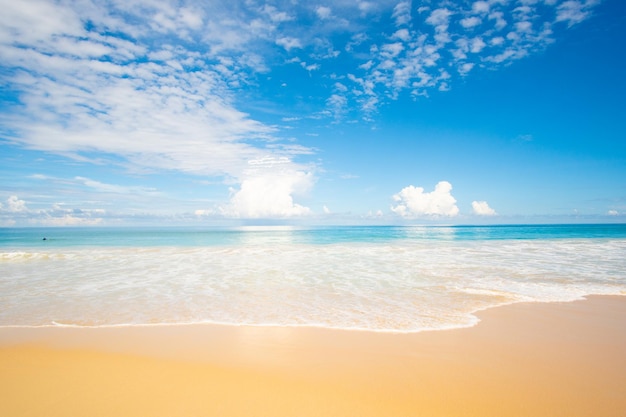 Onda de água da areia do mar da praia nuvens espalhadas fundo do céu azul