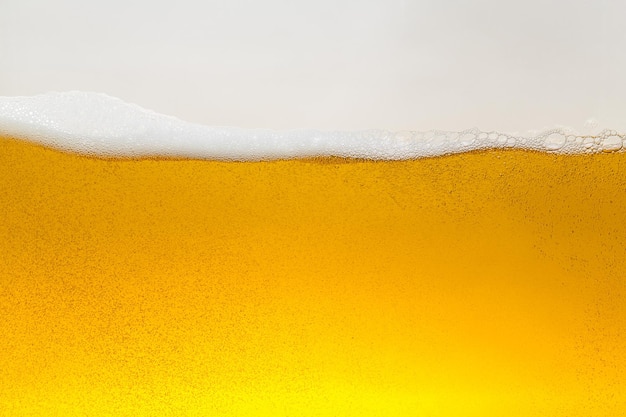 Onda de álcool Golden Beer com espuma e bolhas