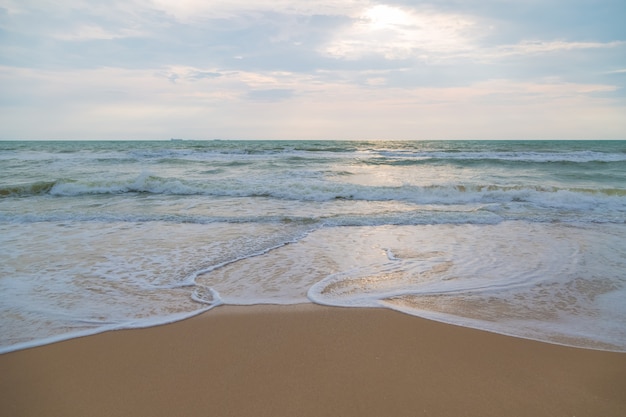 Onda de areia no fundo da praia