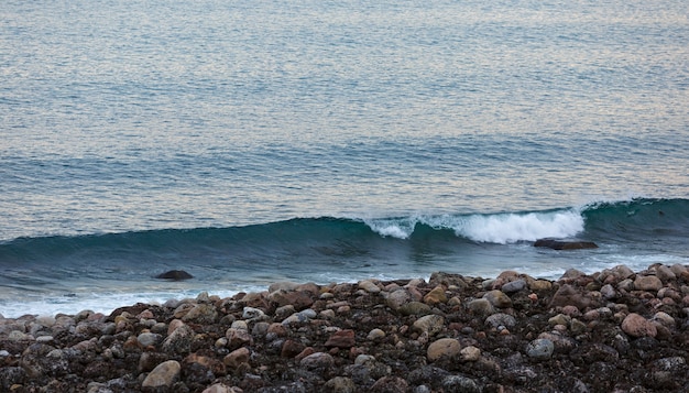 Onda de tempestade na costa do Ártico. Mar de Barents, Rússia.