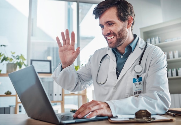 Foto onda de videochamada e médico com um laptop para consulta on-line de telessaúde e webinar medicina olá e saudação do cirurgião profissional em uma oficina ou seminário virtual de reunião de saúde