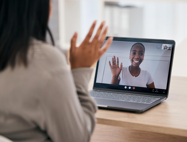 Onda de videochamada feminina e laptop com amigos conversando e socializando online Amizade feminina e videoconferência ou webinar para se relacionar e conversar online para comunicação voip em casa