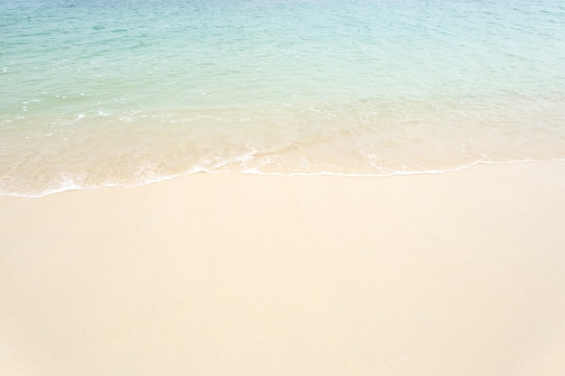 Onda do mar bonita na praia de areia branca