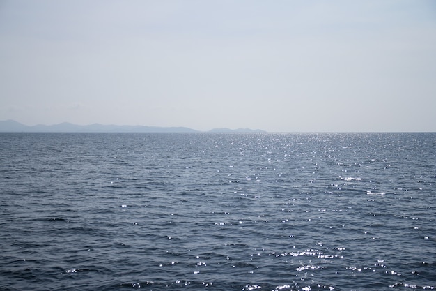 Onda do mar com céu e nuvens