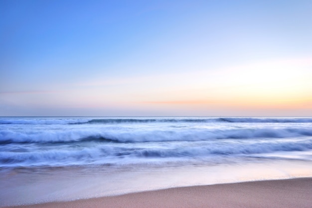 onda do mar na praia ao pôr do sol