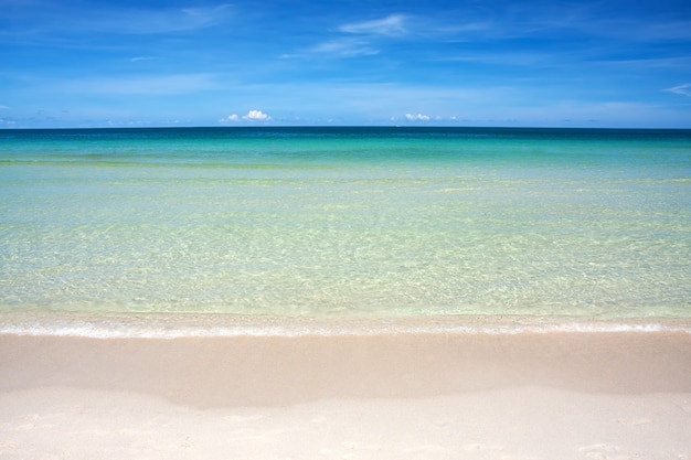 Onda do mar na praia de areia contra o céu azul