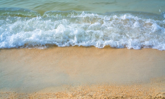 Onda do mar na praia de areia limpa