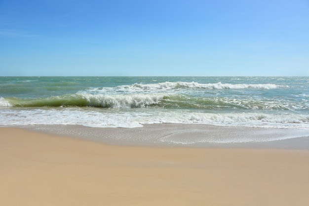 Onda do mar na praia de areia,