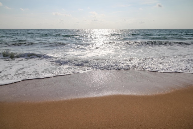 Onda do mar no fundo da praia