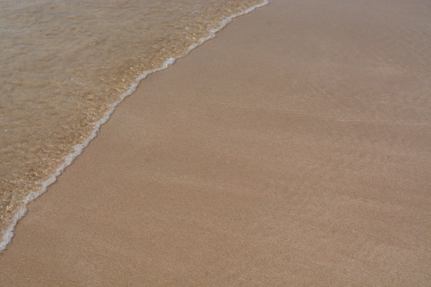 Onda do mar no fundo de areia