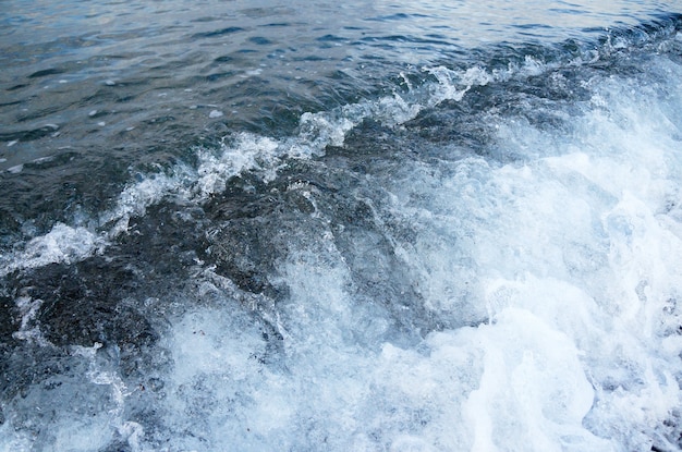 Foto onda do mar. onda causante do mar / oceano transparente costeira com espuma