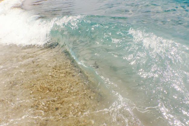 Onda do oceano azul na areia da praia Fundo de verão