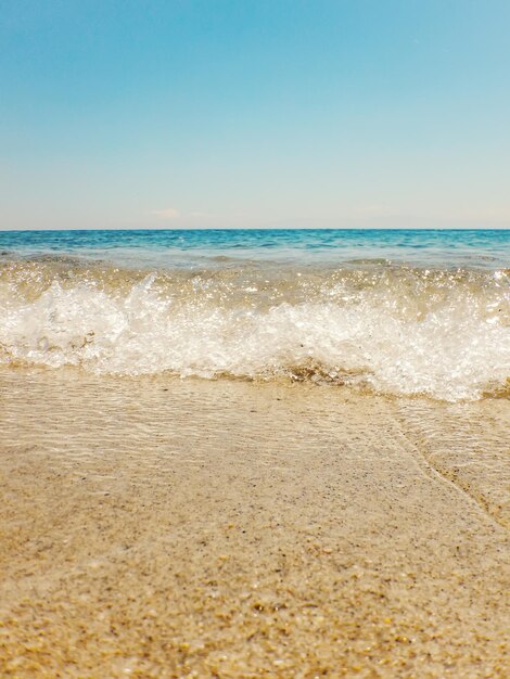 Onda do oceano azul na areia da praia Fundo de verão