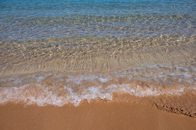 Onda do oceano azul na praia de areia Praia no pôr do sol horário de verão Paisagem da praia Paisagem marinha tropical calma tranquila relaxante luz solar