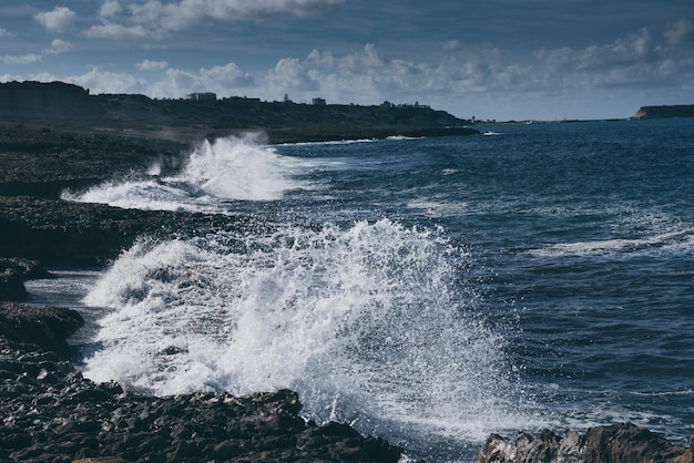 Onda del mar chapoteando en las rocas, fondo estacional de hipster vintage de vacaciones naturales