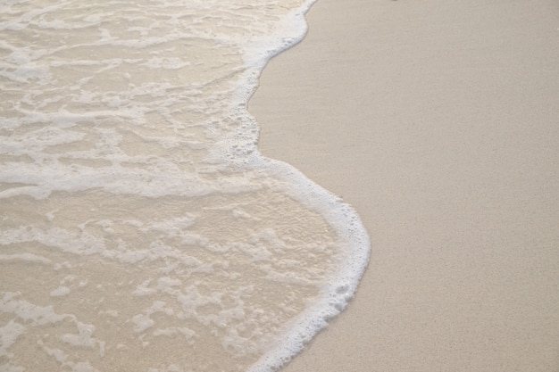 Onda no fundo da praia de areia.