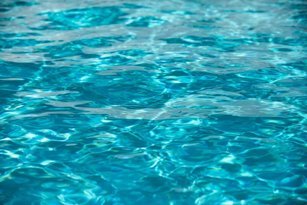 Onda ondulada abstrata e superfície de água turquesa clara na onda de água azul de piscina para backgrou ...
