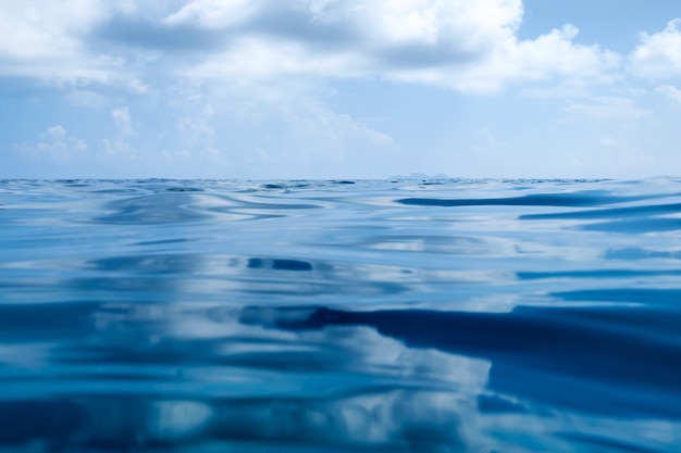 Onda ondulada de superfície com céu azul no fundo do mar tropical