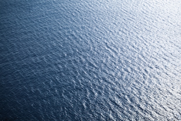 Onda oscura del río de cerca