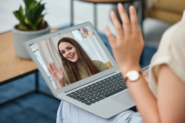 Foto onda de pantalla de computadora portátil y videollamada con una mujer en la sala de estar para contacto de comunicación y hola reunión virtual de sonrisas y amigos con una persona en casa para conferencias de chat en línea y redes sociales