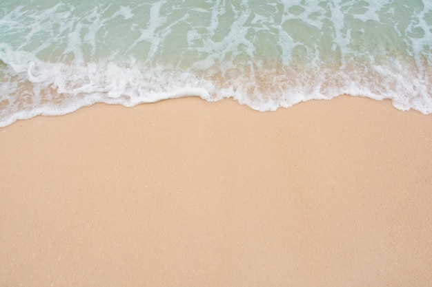 Onda suave do mar na praia arenosa vazia fundo com espaço da cópia