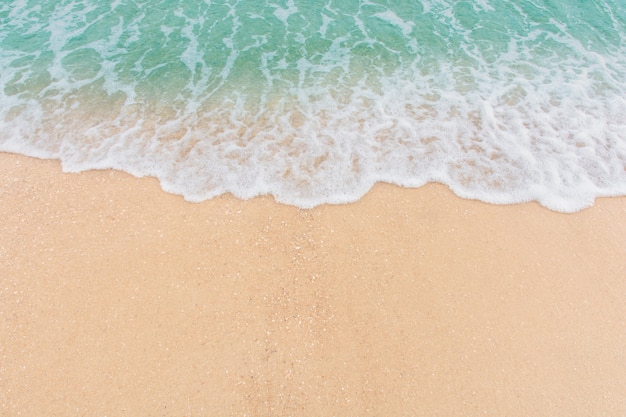 Onda suave do mar na praia arenosa vazia fundo com espaço da cópia