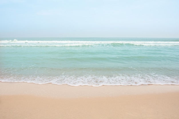 Onda suave do mar na praia de areia vazia