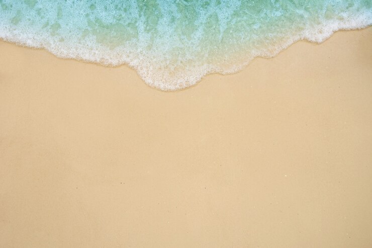 Onda suave do mar na praia de areia.