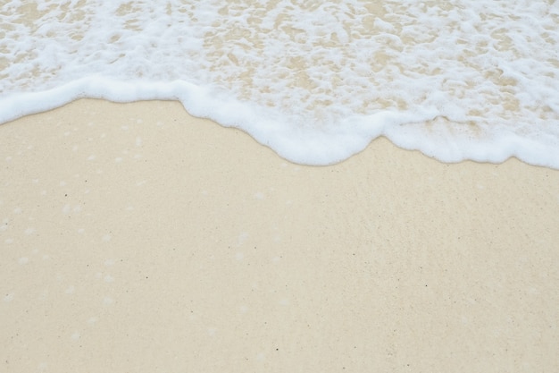 Foto onda suave do mar na praia