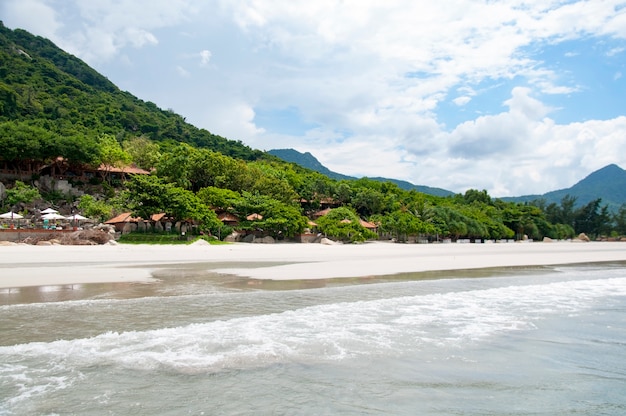 Onda suave do oceano azul em uma praia arenosa. Com o borrão. Tonificação