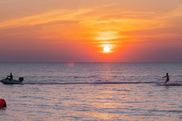 Onda suave do oceano azul na praia tropical no fundo do verão com espaço de cópia.