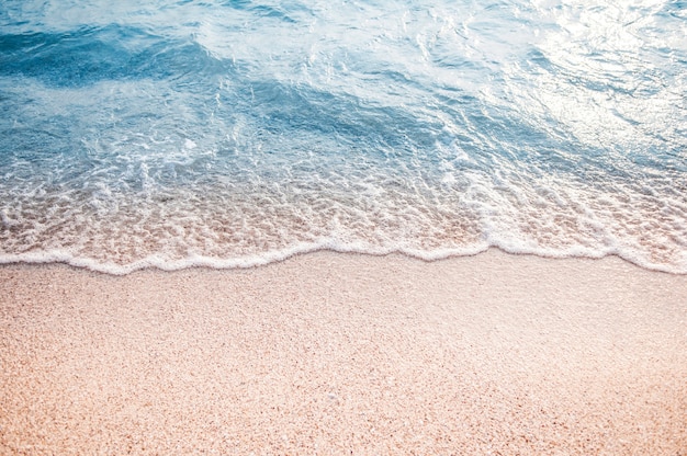 Onda suave do oceano azul na praia
