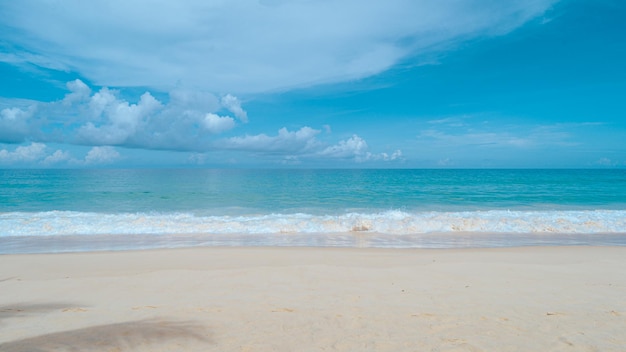 Foto onda suave e areia na praia e céu azul de verão paisagem panorâmica da praia praia tropical vazia e paisagem marinha céu do pôr do sol laranja e dourado areia macia calma calma relaxante luz solar clima de verão