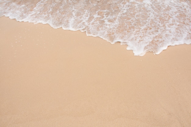 Onda suave del mar en el fondo de la playa de arena vacía con espacio de copia