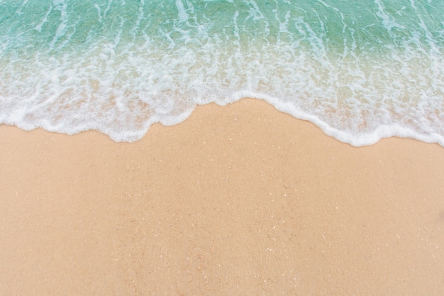 Onda suave del mar en el fondo de la playa de arena vacía con espacio de copia