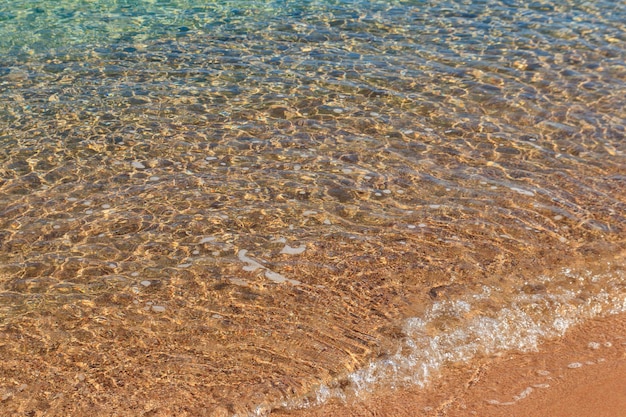 Onda suave de mar en playa de arena