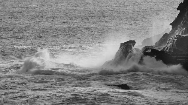 Foto ondas a salpicar as rochas