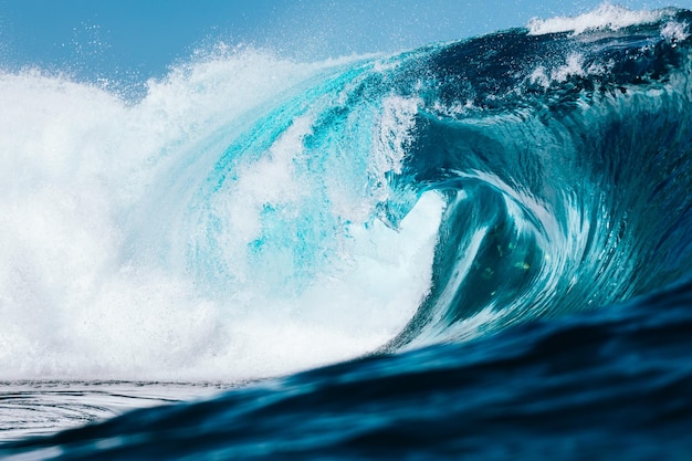 Ondas a salpicar no mar contra o céu